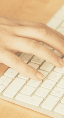 Mãos digitando em um teclado.